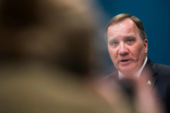 Švedski premier Stefan Löfven vztraja, da strategija vlade ni tako zelo drugačna od strategije drugih držav. Foto: Jonathan Nackstrand/Afp