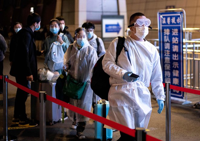 Po kitajskih državnih statističnih podatkih je za koronavirusom umrlo 2535 ljudi, 50.006 je bilo okuženih. Prebivalci Wuhana dvomijo, da je to točna številka, in trdijo, da je resnica verjetno precej drugačna. FOTO: Noel Celis/AFP