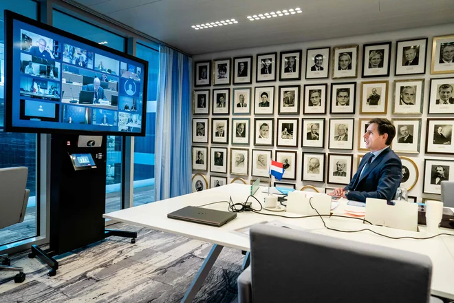 Nizozemski finančni minister Wopke Hoekstra v evropskih razpravah o finančni solidarnosti velja za jastreba s severa. Na fotografiji spremlja videokonferenco s kolegi iz EU. FOTO: Bart Maat/AFP
