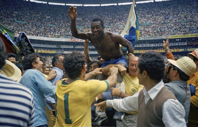 Legendarni brazilski nogometaš Pele na rokah soigralcev po finalni tekmi SP 1970 v Mehiki. To je bil Pelejev tretji naziv najboljšega na svetu.