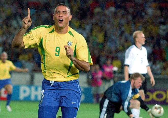 Brazilec Ronaldo najbrž predstavlja zadnjega pravega golgeterja, ki so igrali na svetovnih prvenstvih. Takole se je veselil enega od golov, s katerima je v finalu SP 2002 v Jokohami pokopal Nemčijo.