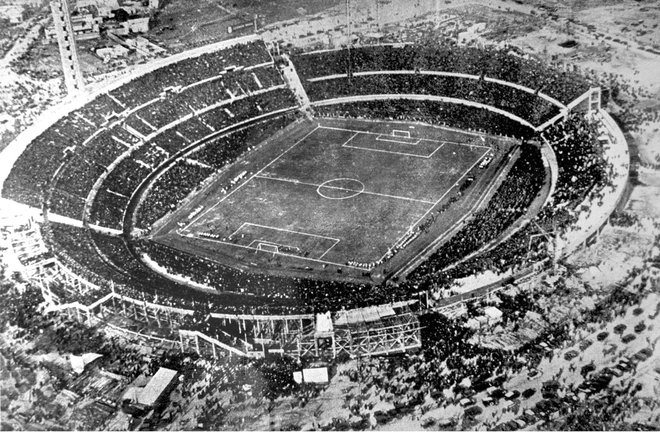 Takole je bil 30. julija 1930 videti stadion Centenario v Montevideu pred prvim finalom svetovnih prvenstev, v katerem je Urugvaj s 4:2 premagal Argentino.