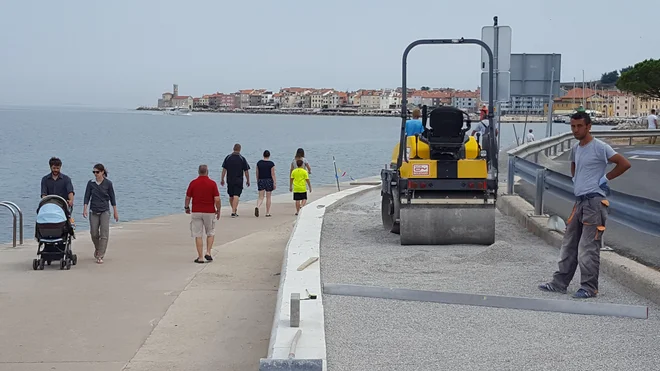 Ureditev 400 metrov pešpoti med Fornačami in Piranom je tako nujna, da jo morajo izjemoma graditi poleti. FOTO: Boris Šuligoj
