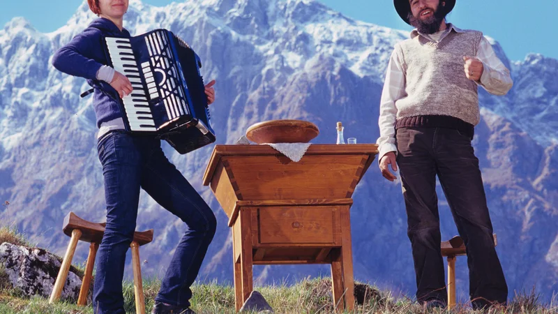 Fotografija: (Z)godbe Slovenije: krožni izleti, na fotografiji duo Bakalina. Foto Rafael Podobnik