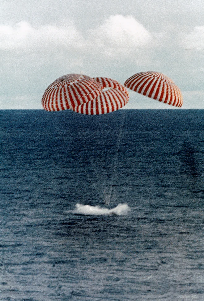 Po petih dneh negotovosti je kapsula z astronavti pristala na gladini Tihega oceana v bližini Samoe. FOTO: Nasa 