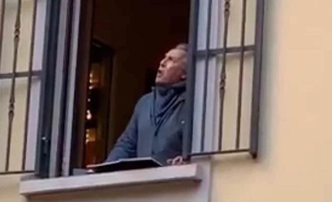 Poleg čudovitih napevov pošilja Armando Ariostini v svet sporočilo o nezlomljivosti človeškega duha. FOTO: Dokumentacija Dela