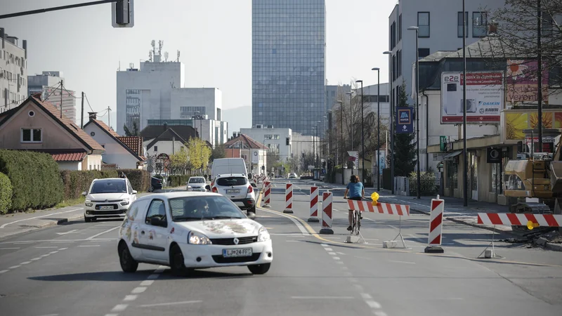 Fotografija: V začetku tedna so Dunajsko cesto polovično zaprli med Ruskim carjem in severno obvoznico. FOTO: Uroš Hočevar/Delo