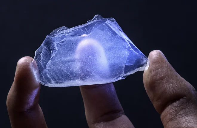 Aerogel, kot pero lahek, prozoren material, ki ga uporabljajo tudi v japonskem trkalniku Belle II v Cukubi, kjer bo svoj projekt ERC razvijal dr. Peter Križan. Foto Arne Hodalič, Katja Bidovec, IJS