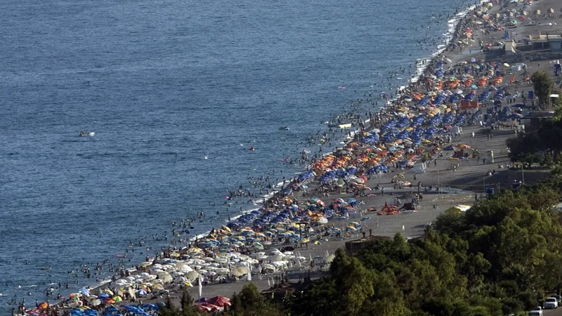 Fotografija: Agencije, ki organizirajo dopust, denimo, v Turčijo, denar težko vrnejo, saj so ga del že nakazale hotelom. Foto Reuters