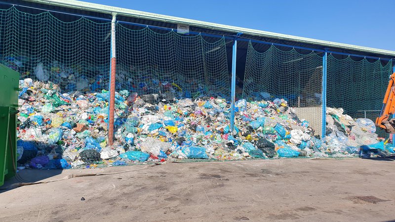 Fotografija: Zbrirni centri težko sprejemajo druge odpadke, če ne uredijo odvoza embalaže. FOTO: JKP Slovenske Konjice