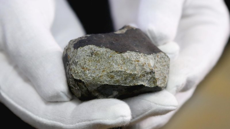 Fotografija: Na sliki je meteorit Novo mesto. Ali bodo našli tudi ostanke zadnjega nad našim območjem opaženega meteoroida, bo pokazal čas. FOTO: Dejan Javornik