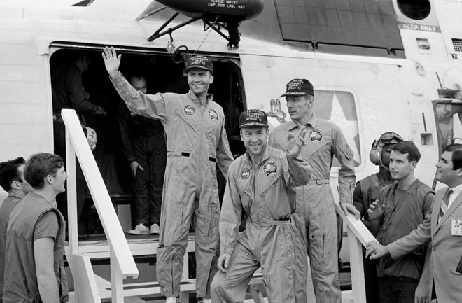 Posadka Apolla 13 na krovu ladje USS Iwo Jima, ki jih je pobrala po srečnem pristanku 17. aprila 1970. Od leve: pilot lunarnega modula Fred W. Haise Jr., poveljnik odprave James A. Lovell Jr. in John L. Swigert Jr., pilot komandnega modula.&nbsp;FOTO: Nasa&nbsp;