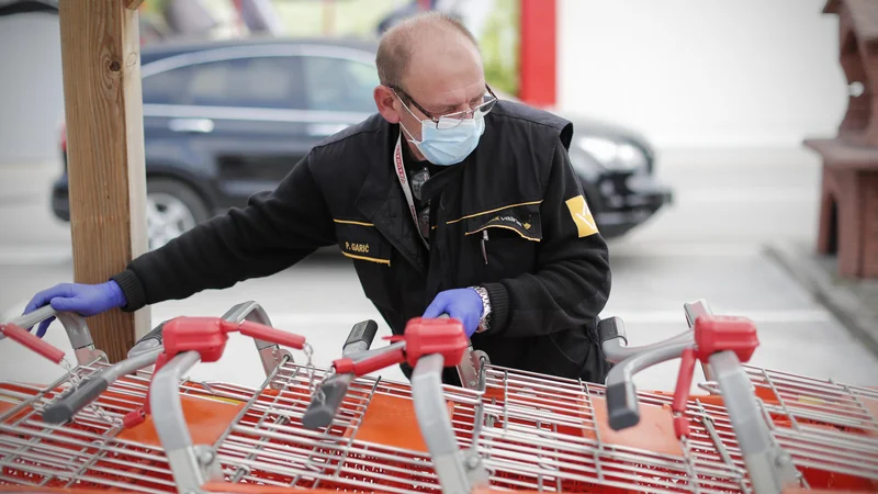 Fotografija: Korona virus je do konca razburkal tudi slovensko trgovino. FOTO Uroš Hočevar/Delo