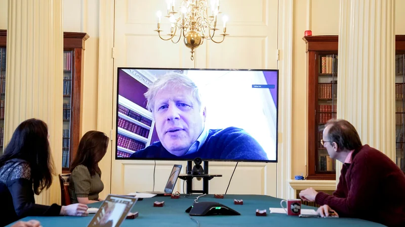 Fotografija: Pojasnila, ki jih novinarji dobivajo, kažejo na zadrego izvršne oblasti, kar krepi občutek, da je Johnson z odhodom v bolnišnico pustil za seboj vakuum moči. Foto Via Reuters
