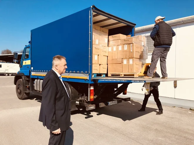 Gospodarski minister Zdravko Počivalšek se je do zdaj veliko več pogovarjal o zaščitnih maskah, kot mu jih je uspelo videti. Foto Zdravko Počivalšek/twitter