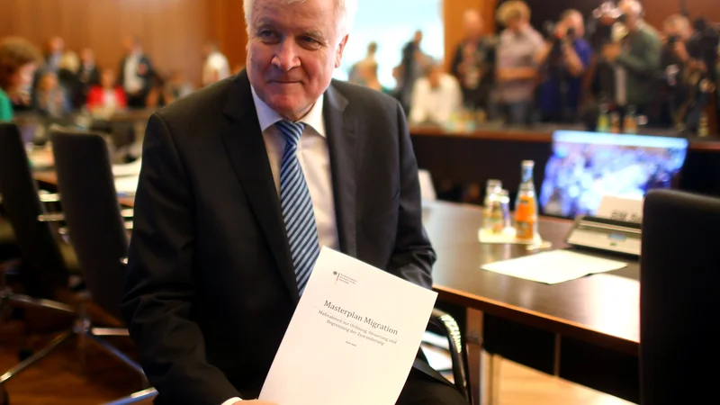 Fotografija: Nemški notranji minister Horst Seehofer je včeraj predstavil veliki načrt za ureditev migracij. »To ni nikakršna provokacija, a če želite, jo lahko kot takšno vidite,« je dejal. FOTO: Hannibal Hanschke/Reuters