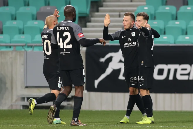 Olimpija je bila razigrana v prvih dveh tekmah, a današnje gostovanje v Kranju bo zaradi velikega derbija naslednjo soboto zahtevna preizkušnja. FOTO: Tomi Lombar/Delo