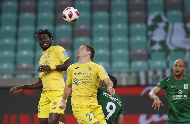 Domžalski Jamajčan Shamar Nicholson je zadolžen za gole, Gaber Dobrovoljc pa za obrambne naloge. FOTO: Blaž Samec/Delo