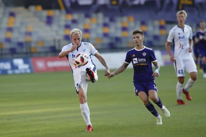 Luka Zahović je bil spet nerešljiva uganka za Uroša Celcerja in Žigo Lipuščka (v ozadju). FOTO: Leon Vidic/Delo