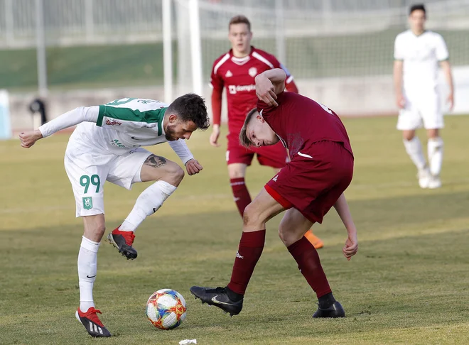 Asmir Suljić (levo) se je večji del tekme poigrvala s Kranjčani, v zadnjem delu tekme pa mu je vidno zmanjkalo moči in zrbanosti. FOTO: Mavric Pivk/Delo