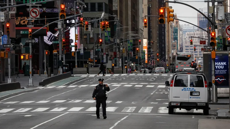 Fotografija: Policist je na opustelem Times Squaru posnel selfi. FOTO: Reuters