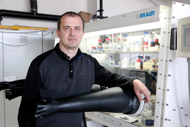 Kemijski inštitut oziroma njegov laboratorij Moderni baterijski sistemi, ki ga vodi prof. dr. Robert Dominko, je v okviru vseevropske pobude Battery 2030+ aktiven na področju študij degradacijskih procesov v akumulatorjih, na podlagi katerih bodo lahko razvili samozdravilne mehanizme v akumulatorju. FOTO: Mavric Pivk/Delo
