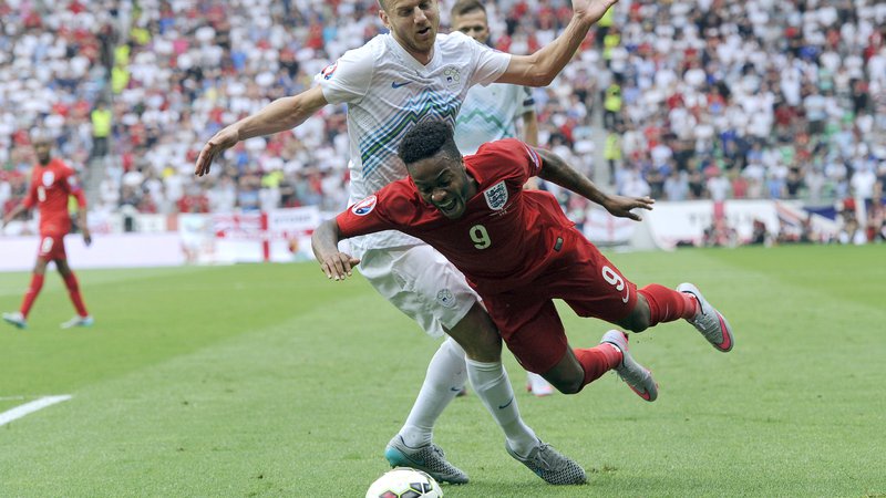 Fotografija: Eden bolj spektakularnih reprezentančnih nastopov je bil za Aleša Mertlja v Stožicah proti Angliji, ko se je takole boril proti Raheemu Sterlingu.
Foto AFP