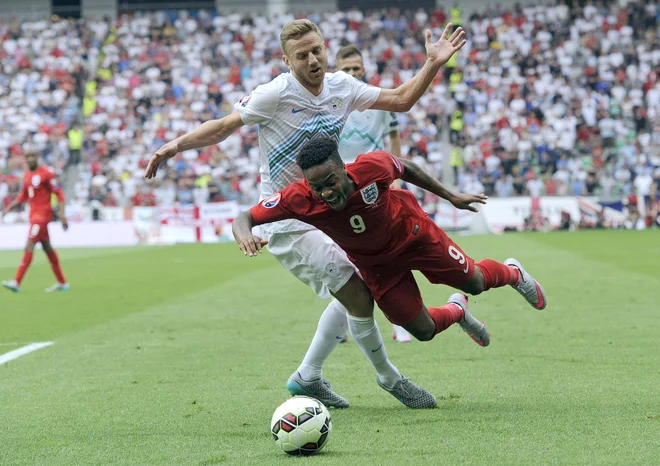 Eden bolj spektakularnih reprezentančnih nastopov je bil za Aleša Mertlja v Stožicah proti Angliji, ko se je takole boril proti Raheemu Sterlingu.<br />
Foto AFP