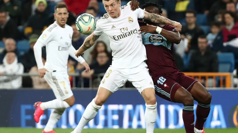 Fotografija: Realovi nogometni zvezdniki, med katerimi je tudi mož, ki je razburil javnost z mnenjem o tem, kako naj pomagajo nogometaši, Nemec Toni Kroos, v žepu ne bodo pretirano občutili krize. FOTO: Reuters