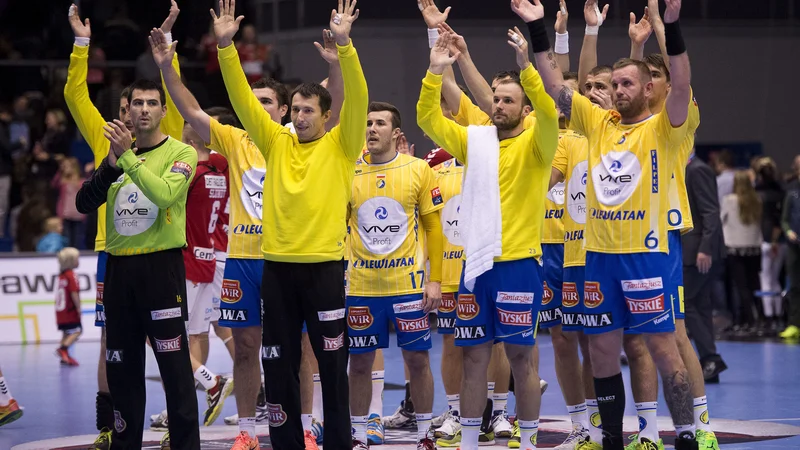 Uroš Zorman (z brisačo) je bil pri poljskemu velikanu Kielce od leta 2011 in je z njim osvojil enega od svojih štirih naslovov evropskega klubskega prvaka. FOTO: Reuters