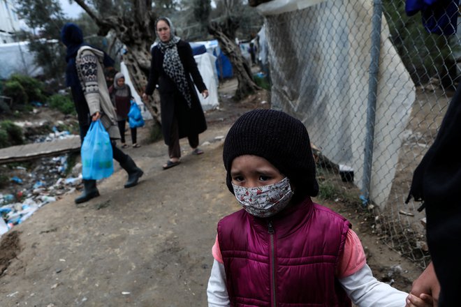 Vsi se bojijo morebitnega izbruha bolezni covid-19 v begunskih taboriščih na grških otokih in tudi zato opozarjajo na potrebo po evakuaciji najbolj ranljivih. FOTO: Elias Marcou/Reuters