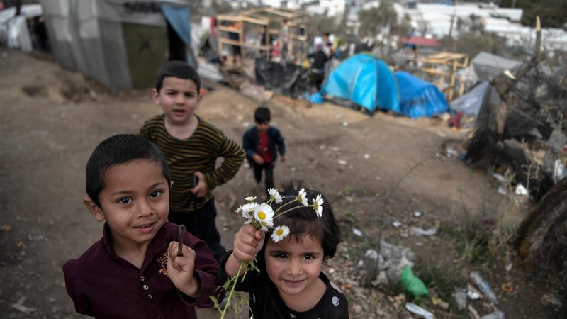 Fotografija: Otroci v prenapolnjenem begunskem taborišču Moria na otoku Lezbos. FOTO: Louisa Gouliamaki/AFP