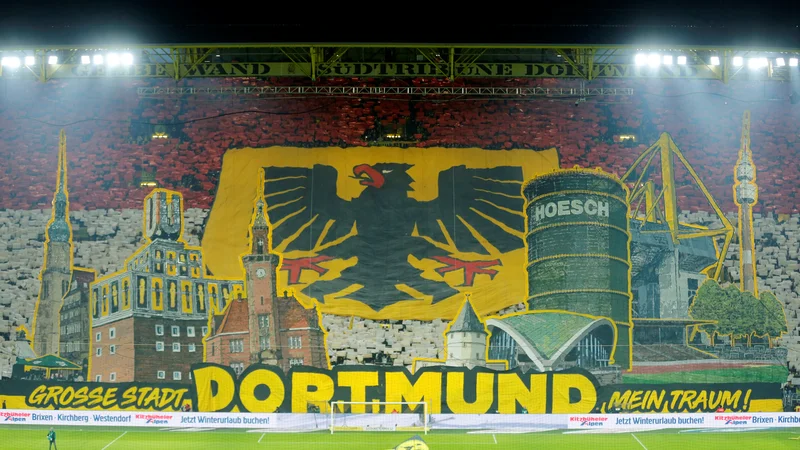 Fotografija: Vrnitev bundeslige čez mesec dni? To je načrt Nemcev, ki so obudili treninge klubov 1. in 2. lige. Prizori, kakršen je ta s štadiona Borussie Dortmund, resda ne pridejo v poštev. Na štadionih ne bo gledalcev, bundesliga bo domovala na TV zaslonih. FOTO: Reuters
