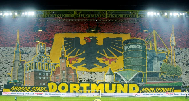 Vrnitev bundeslige čez mesec dni? To je načrt Nemcev, ki so obudili treninge klubov 1. in 2. lige. Prizori, kakršen je ta s štadiona Borussie Dortmund, resda ne pridejo v poštev. Na štadionih ne bo gledalcev, bundesliga bo domovala na TV zaslonih. FOTO: Reuters
