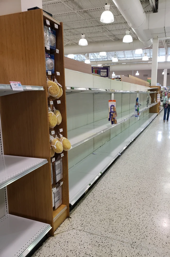 Na teh policah je ponavadi toaletni papir. FOTO: Špela Zobec