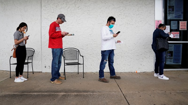 Fotografija: Čakanje na registracijo brezposelnosti v arkansaškem Fayettevillu
FOTO: Nick Oxford/Reuters