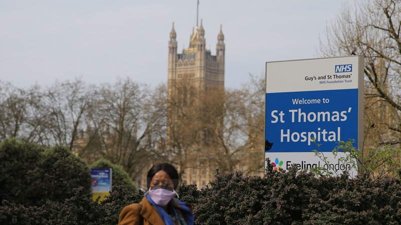 Fotografija: V londonski bolnišnici St Thomas' Hospital so Johnsonu zaradi covida-19 dali kisik, ni pa potreboval pomoči pri dihanju. FOTO: Isabel Infantes/AFP