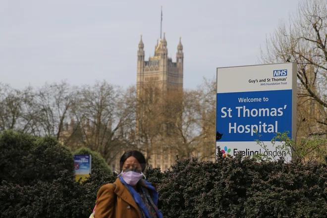V londonski bolnišnici St Thomas&#39; Hospital so&nbsp;Johnsonu zaradi covida-19 dali kisik, ni pa potreboval pomoči pri dihanju. FOTO:&nbsp;Isabel Infantes/AFP