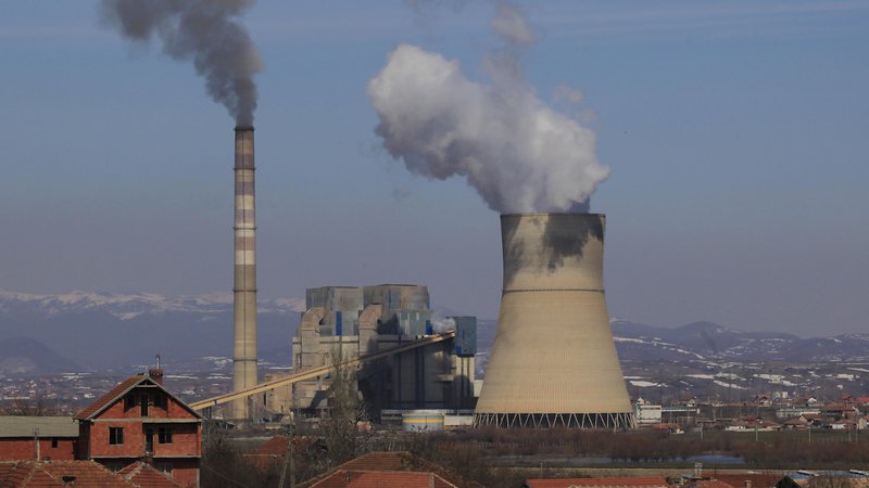Fotografija: Termoelektrarna Kosovo je tudi med najbolj umazanimi v Evropi. FOTO: Jože Suhadolnik/Delo