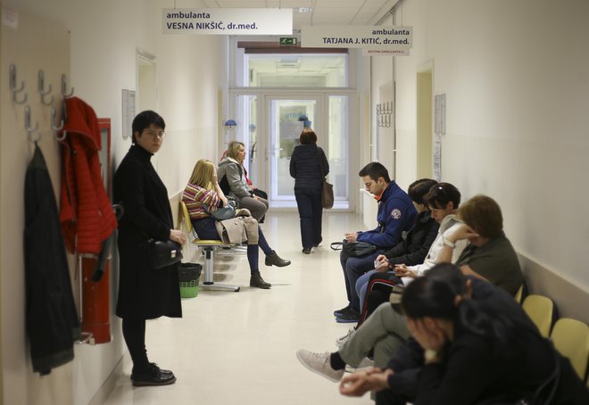 V zadnjih letih pa se v Sloveniji zaskrbljujoče povečuje število izgubljenih dni zaradi bolniške odsotnosti. FOTO: Jože Suhadolnik/Delo