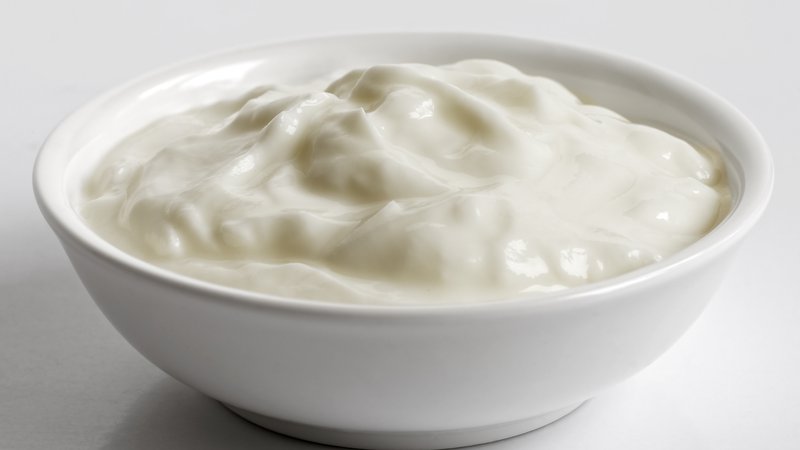 Fotografija: Izdelujejo ga iz posnetega mleka s procesom odcejanja, zaradi česar je jogurt čvrstejši in pridobi edinstveno strukturo. Foto Shutterstock