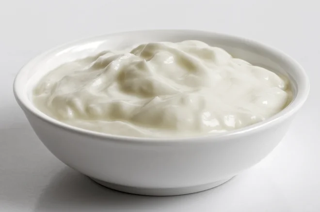 Izdelujejo ga iz posnetega mleka s procesom odcejanja, zaradi česar je jogurt čvrstejši in pridobi edinstveno strukturo. Foto Shutterstock