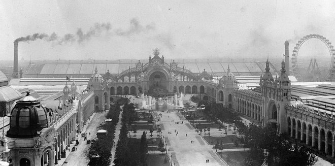 Pariška razstava leta 1900 je mestu pustila največjo dediščino, med drugim prvo linijo podzemne železnice med Porte de Vincennes in Porte Maillot, most Alexandre III., današnji muzej lepih umetnosti Petit Palais ter prestižno razstavišče Grand Palais. Eif
