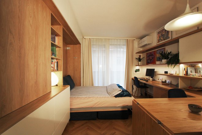 Postelja je dvižna, sicer bi stanovanje delovalo kot ena sama velika spalnica.
