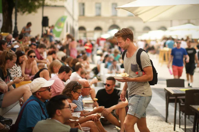 Odprta kuhna na Pogačarjevem trgu. Ljubljana, Slovenija 29. julija 2019.
[Odprta kuhna,obroki,kosila,hrana,prehrana,hitra prehrana,prehranjevanje,pijače,pitje,gostinstvo,gostilne,gostinska ponudba,turizem,turisti,dopusti,počitnice,ljudje,druženje,podjetništvo,gospodarstvo,vreme,poletje,ulice,mesta,trgi,tržnice,Pogačarjev trg,Plečnikova tržnica,Ljubljana,Slovenija,motivi]