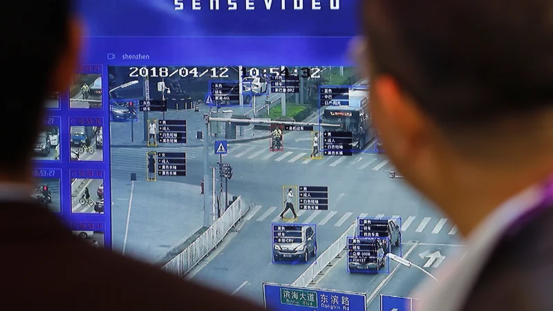 V okviru serije vebinarjev na ekonomski fakulteti je potekal pogovor na temo državnega sledenja lokacij mobilnih telefonov posameznikov, ki so v karanteni. FOTO: Reuters