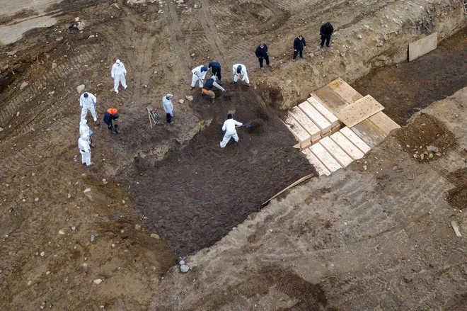 Krste v množičnem grobišču na otoku Hart. FOTO: Lucas Jackson/Reuters