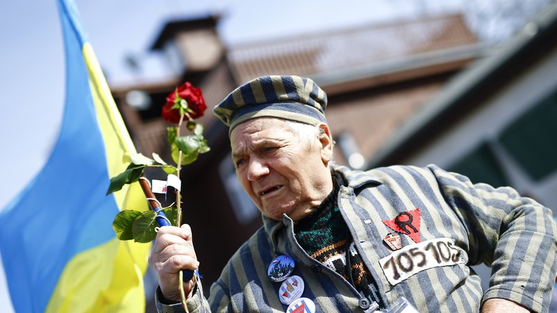 Fotografija: Eden od preživelih Petro Mischtschuk iz Ukrajine ob 70. obletnici ovsvoboditve aprila leta 2015. FOTO: Kai Pfaffenbach/Reuters