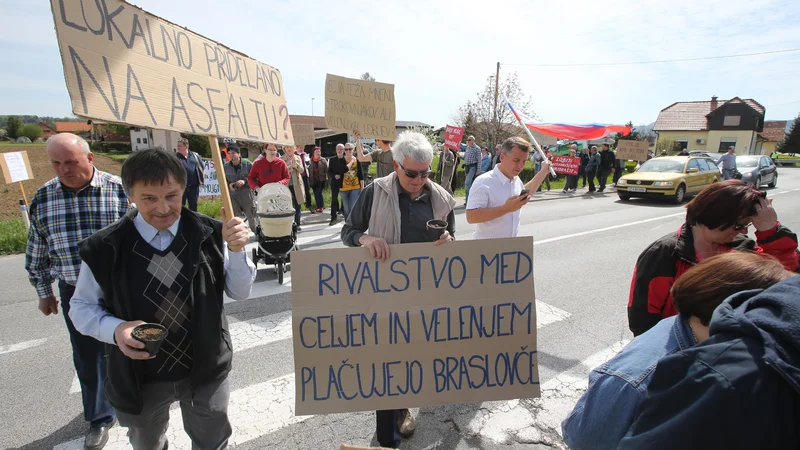 Fotografija: Protest krajanov pri Braslovčah, kjer je predvidena trasa nove hitre ceste, 22. aprila 2015. FOTO: Igor Zaplatil/Delo