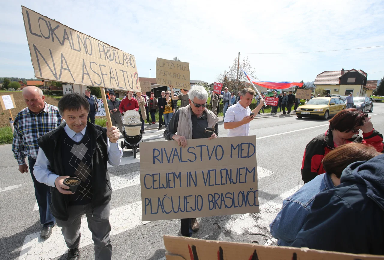 Fotografija: Protest krajanov pri Braslovčah, kjer je predvidena trasa nove hitre ceste, 22. aprila 2015. FOTO: Igor Zaplatil/Delo